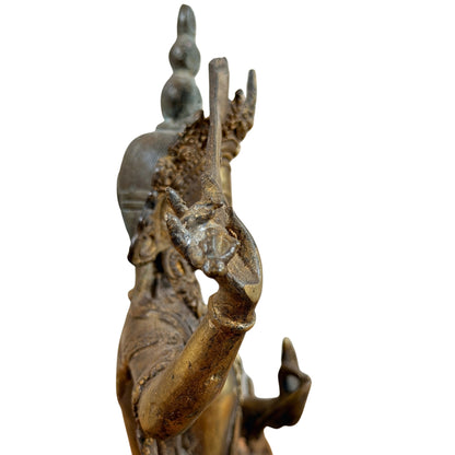 Zijprofiel van Manjushri met kroon, oorhanger en geheven arm