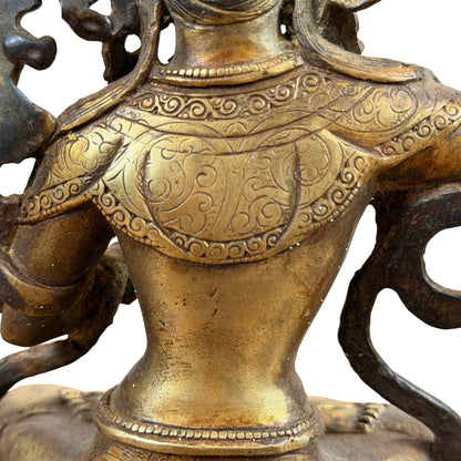 Gegraveerde kraag op de rug en sierband rond de taille van Manjushri