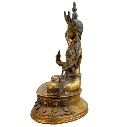 Manjushri in profiel aan de lotuskant, met hand voor de borst en versierde basis