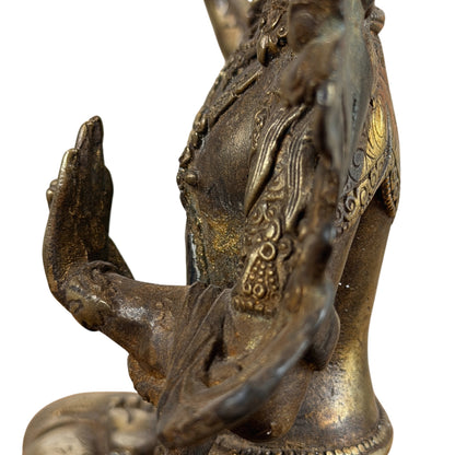 Zijaanzicht van borst, handgebaar en kralensieraden van Manjushri