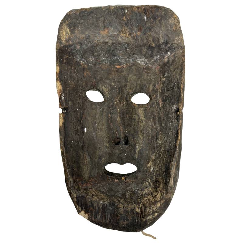 Nepalees houten masker met serene uitdrukking en verouderde patina  
