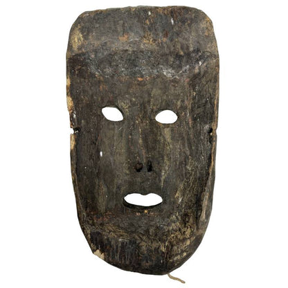 Nepalees houten masker met serene uitdrukking en verouderde patina  