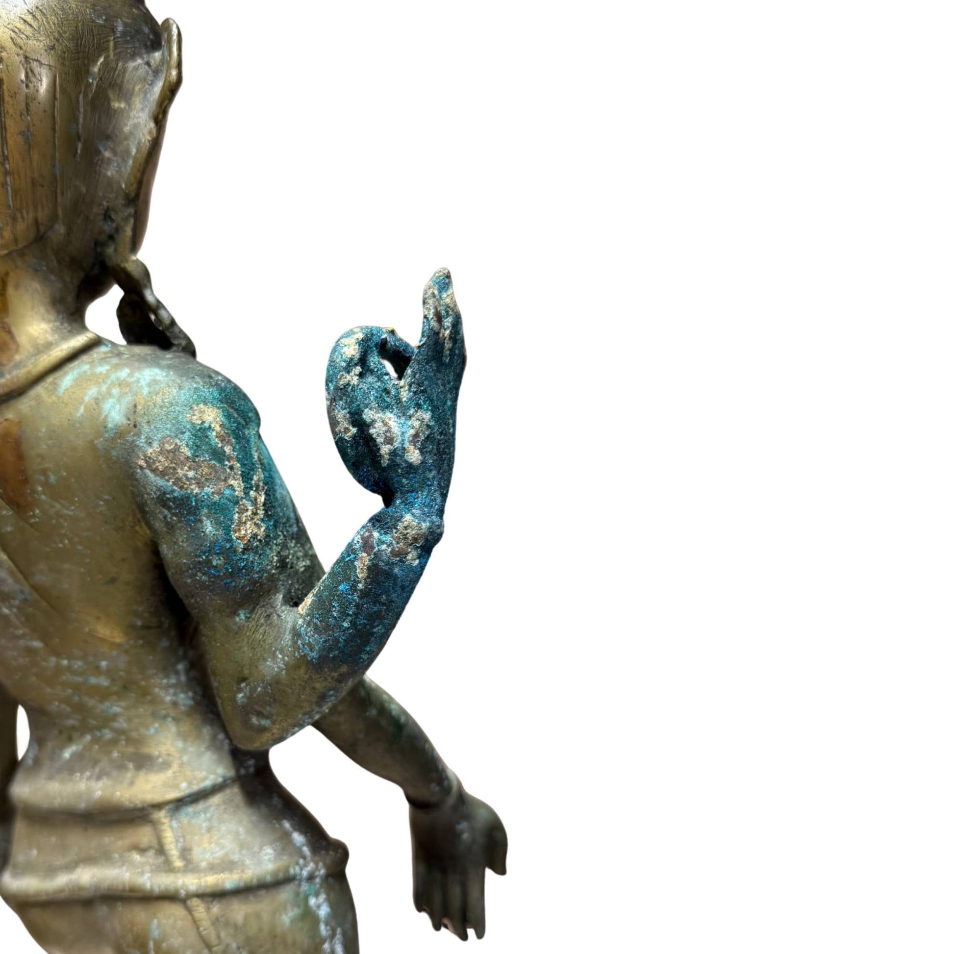 Detail van natuurlijke blauw-groene patina op de achterhand van Nepalese vierarmige Avalokiteshvara, 17e eeuw