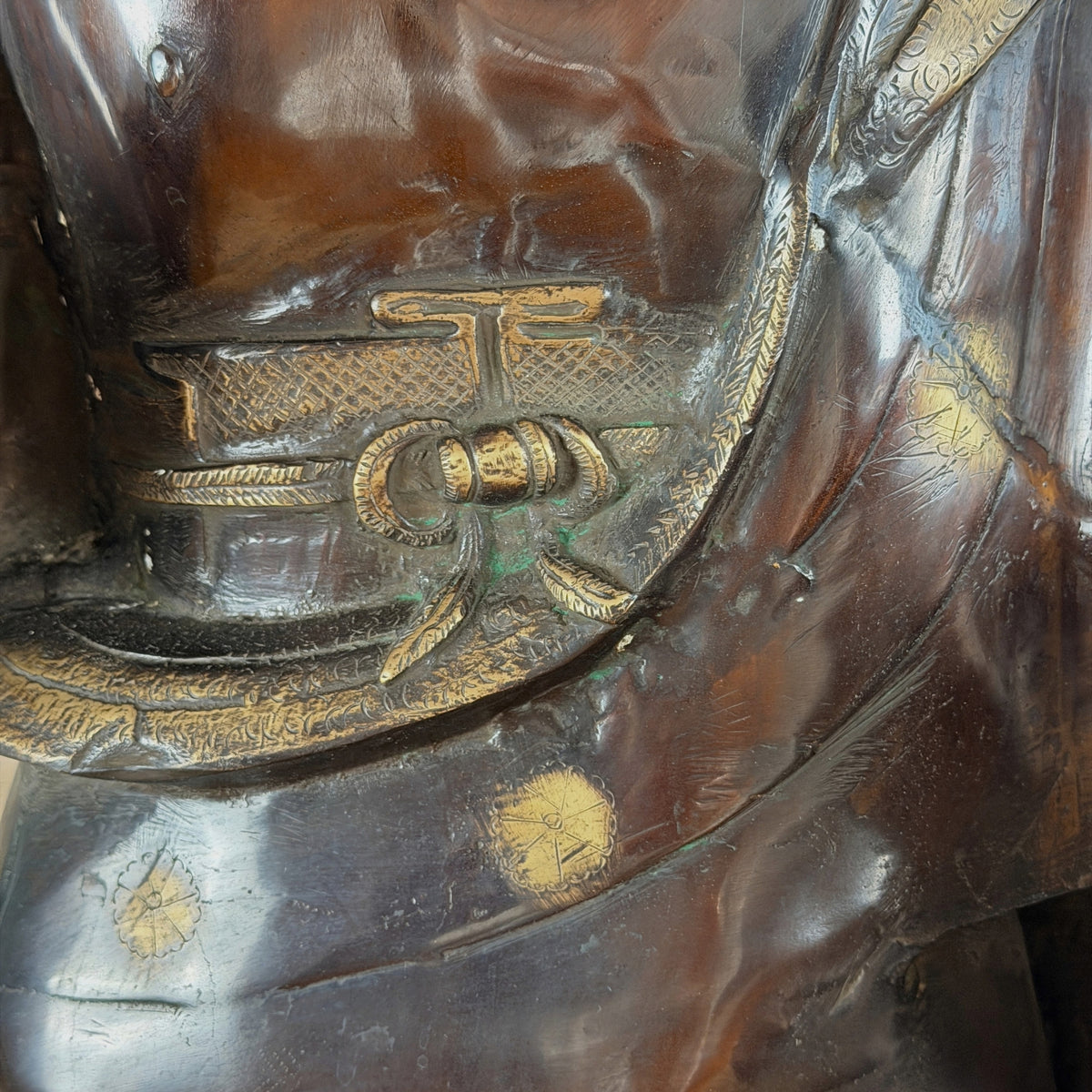 Gordel met vergulde knoop, gegraveerde gewaadrand en vergulde rozetten, detail