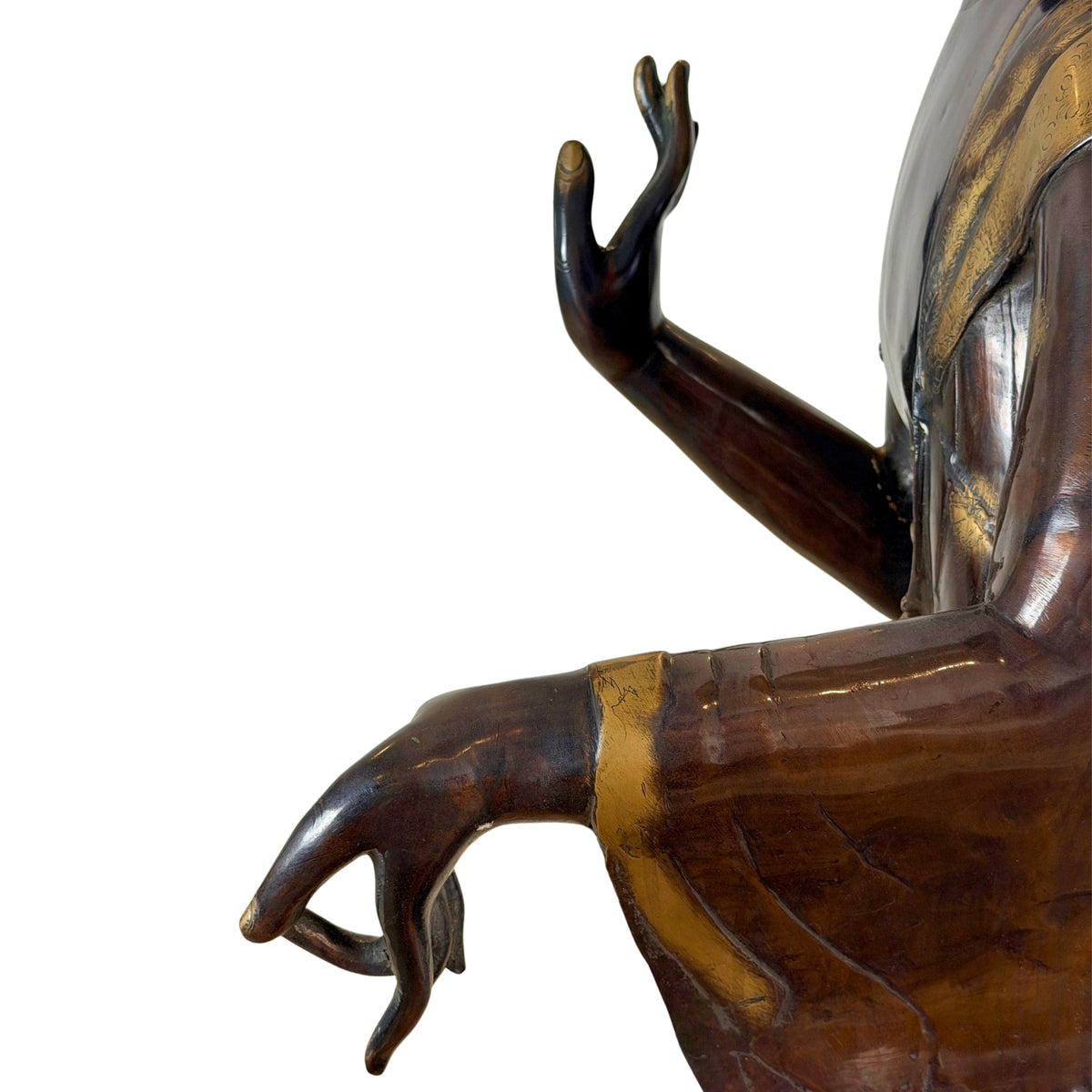 Opgeheven hand en neerhangende hand met vergulde rand bij de pols, detail
