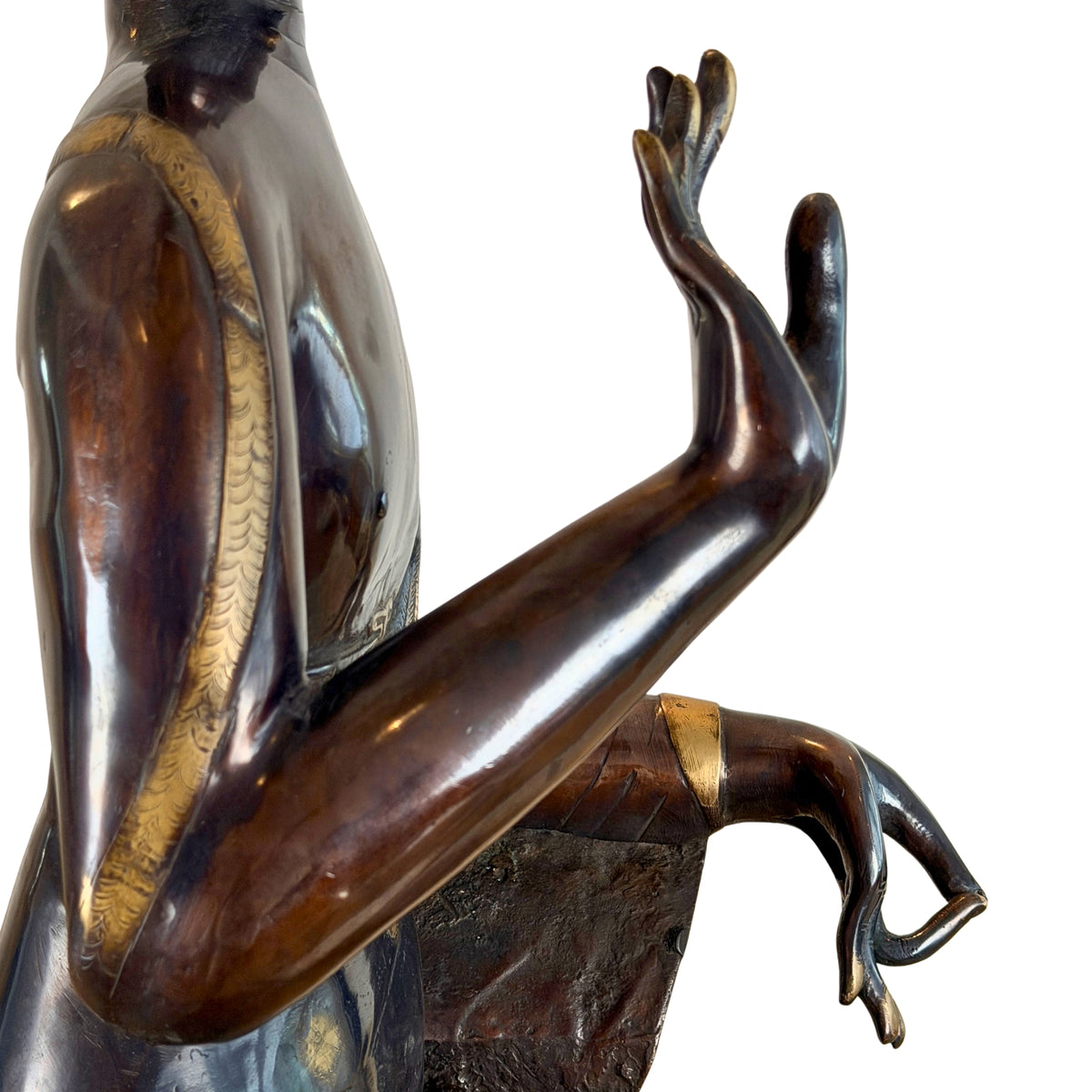 Opgeheven rechterhand en neerhangende linkerhand van opzij, detail