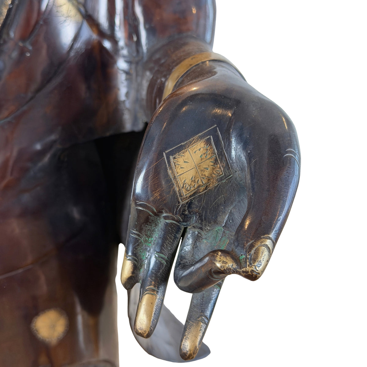 Neerhangende linkerhand met vergulde handpalmmarkering en vergulde vingertoppen, detail