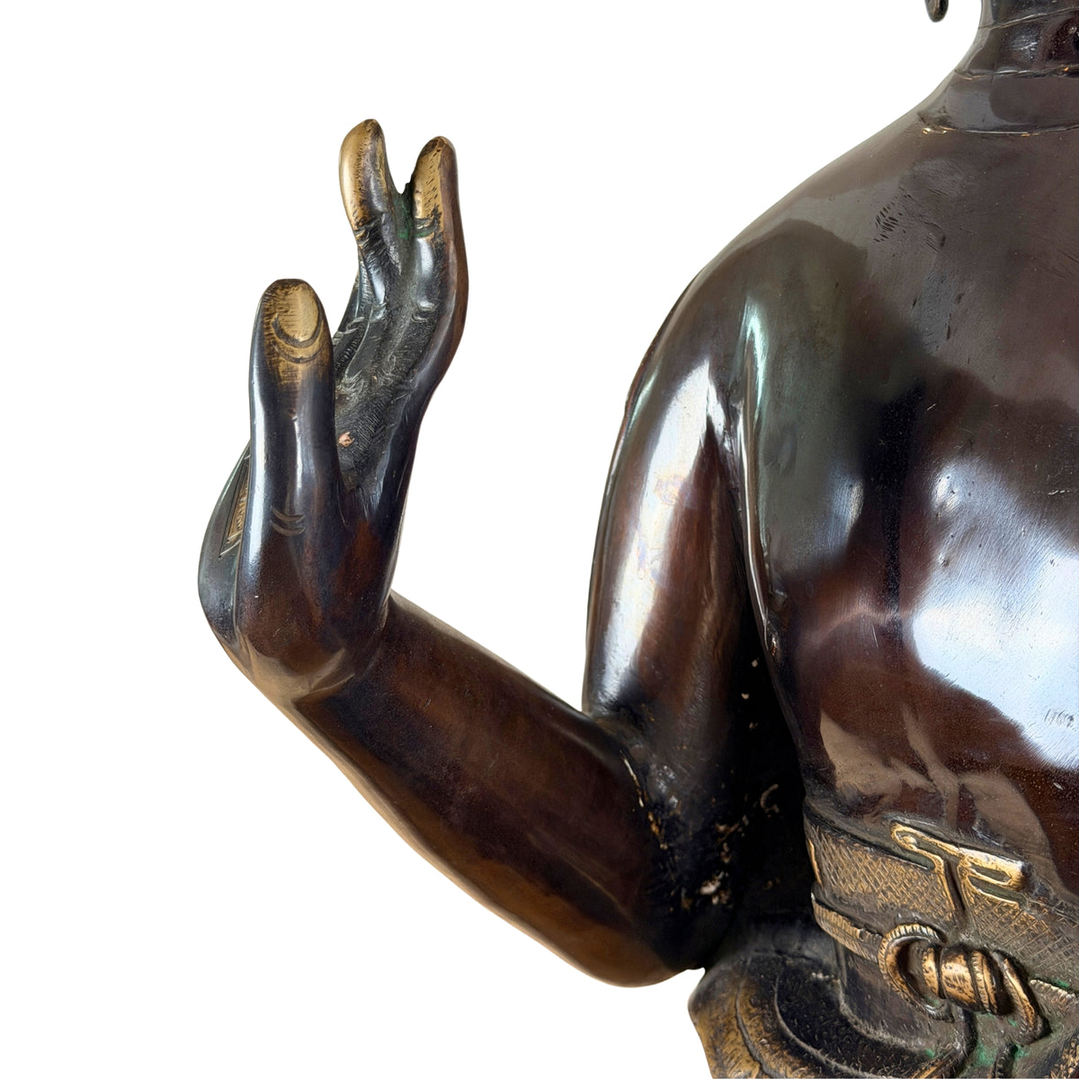 Opgeheven rechterhand in abhaya mudra en schouder, driekwart detail