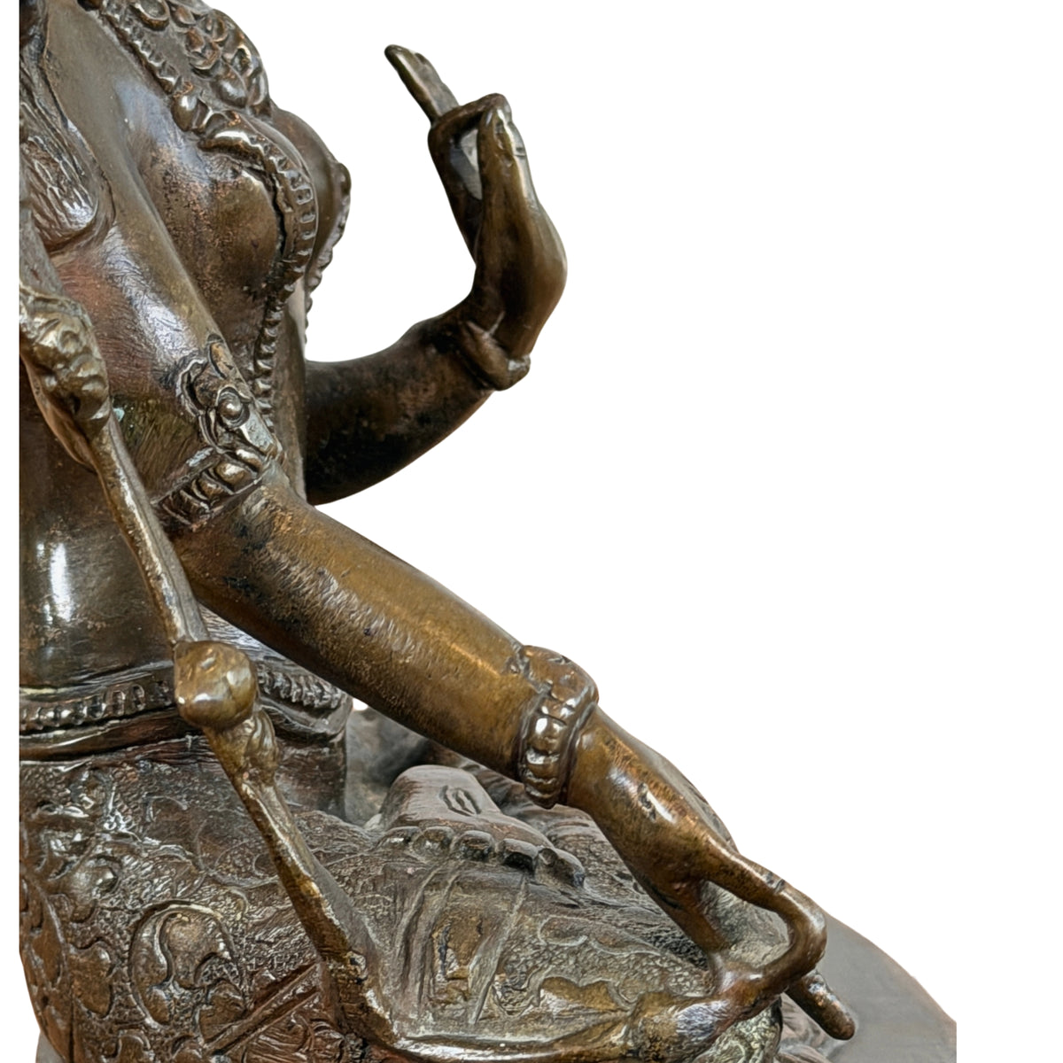 Neerhangende arm met armbanden langs de lotusstengel en de opgeheven hand, zijdetail