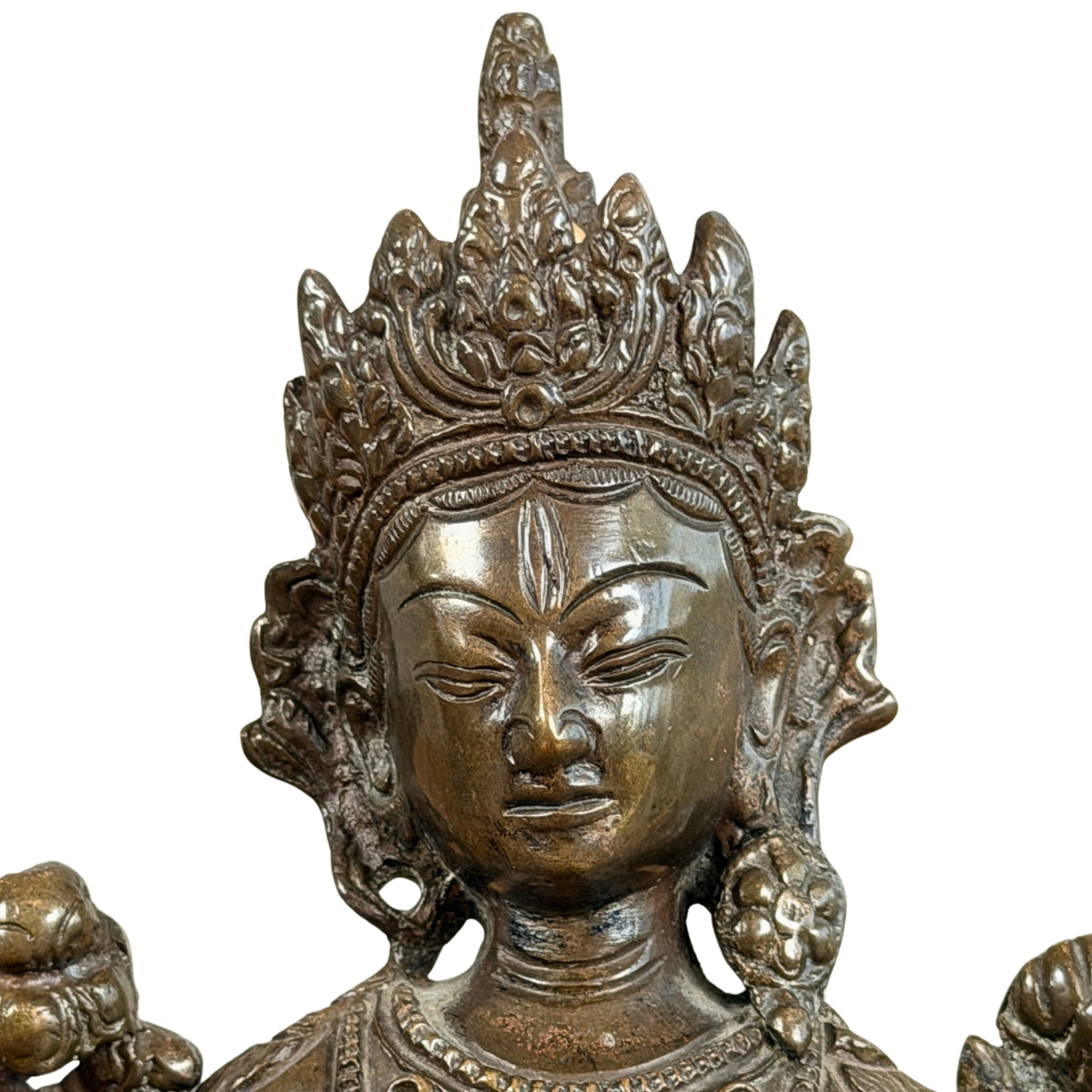 Gezicht van Tara met vijfpuntige kroon, oorsieraden en een verticaal teken op het voorhoofd, detail