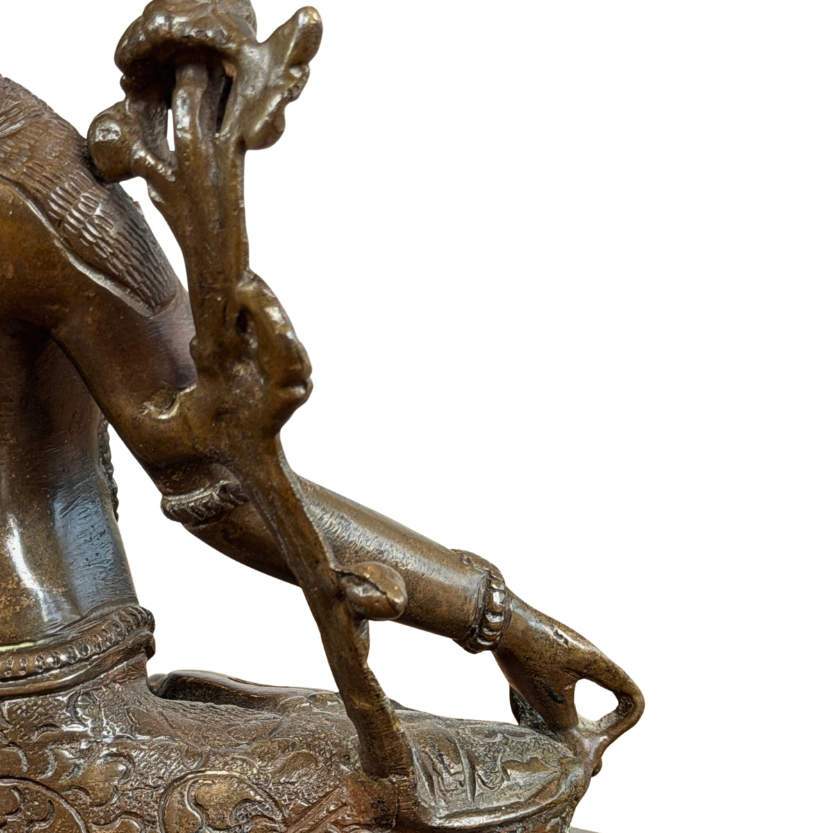 Utpala-stengel langs arm en been, met de bewerkte zitting, detail