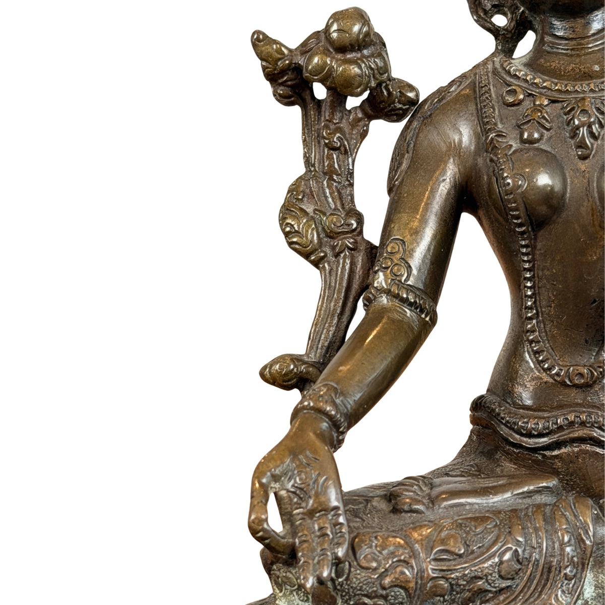 Rechterzijde: hand in varada mudra op de knie en de utpala-lotus langs de schouder