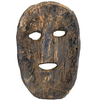 Achterzijde van Nepalees houten sjamanenmasker met ruwe beitel- en adzesporen
