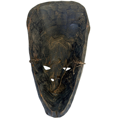 Achterzijde van Nepalees houten sjamanenmasker met diepe uitholling en oude draagkoordresten