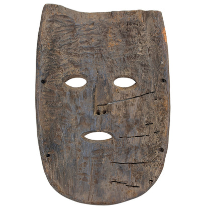 Achterzijde van Nepalees houten sjamanenmasker met oude draaggaten en gebruikssporen