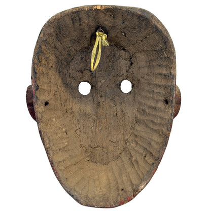 Achterzijde van Nepalees houten sjamanenmasker met oude uitholling en ophangring