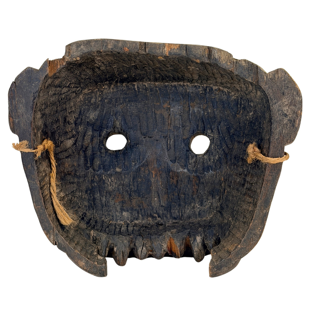 Achterzijde van Nepalees houten sjamanenmasker met oude touwbevestiging en diepe uitholling