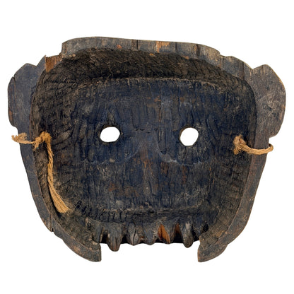 Achterzijde van Nepalees houten sjamanenmasker met oude touwbevestiging en diepe uitholling