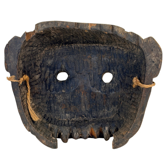 Achterzijde van Nepalees houten sjamanenmasker met oude touwbevestiging en diepe uitholling