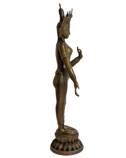 Bronzen Tara in Nepalese Newar-stijl met verfijnde proporties en sierlijke vorm