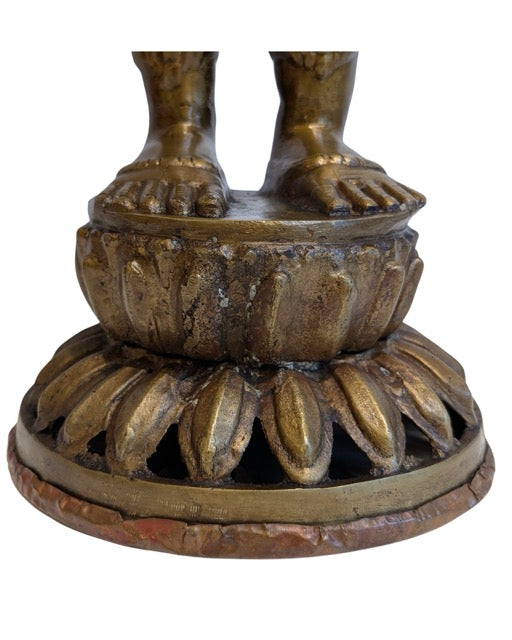 Vuurvergulde Tara uit Nepal staand op een lotusbasis met elegante houding