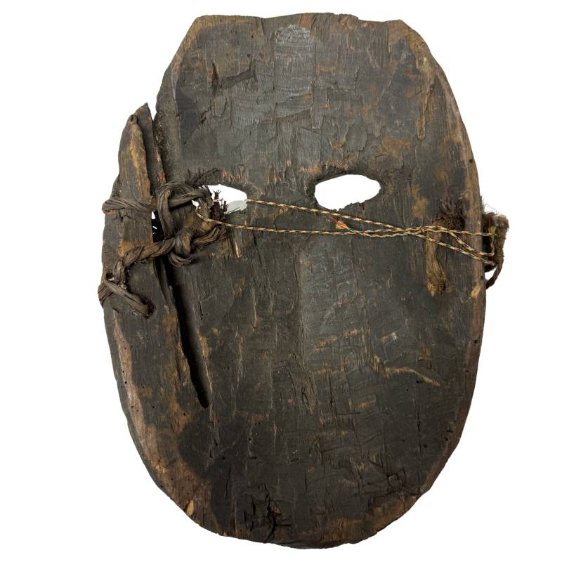 Nepalesische Holzmaske mit ruhigem Gesichtsausdruck aus handgeschnitztem Holz  