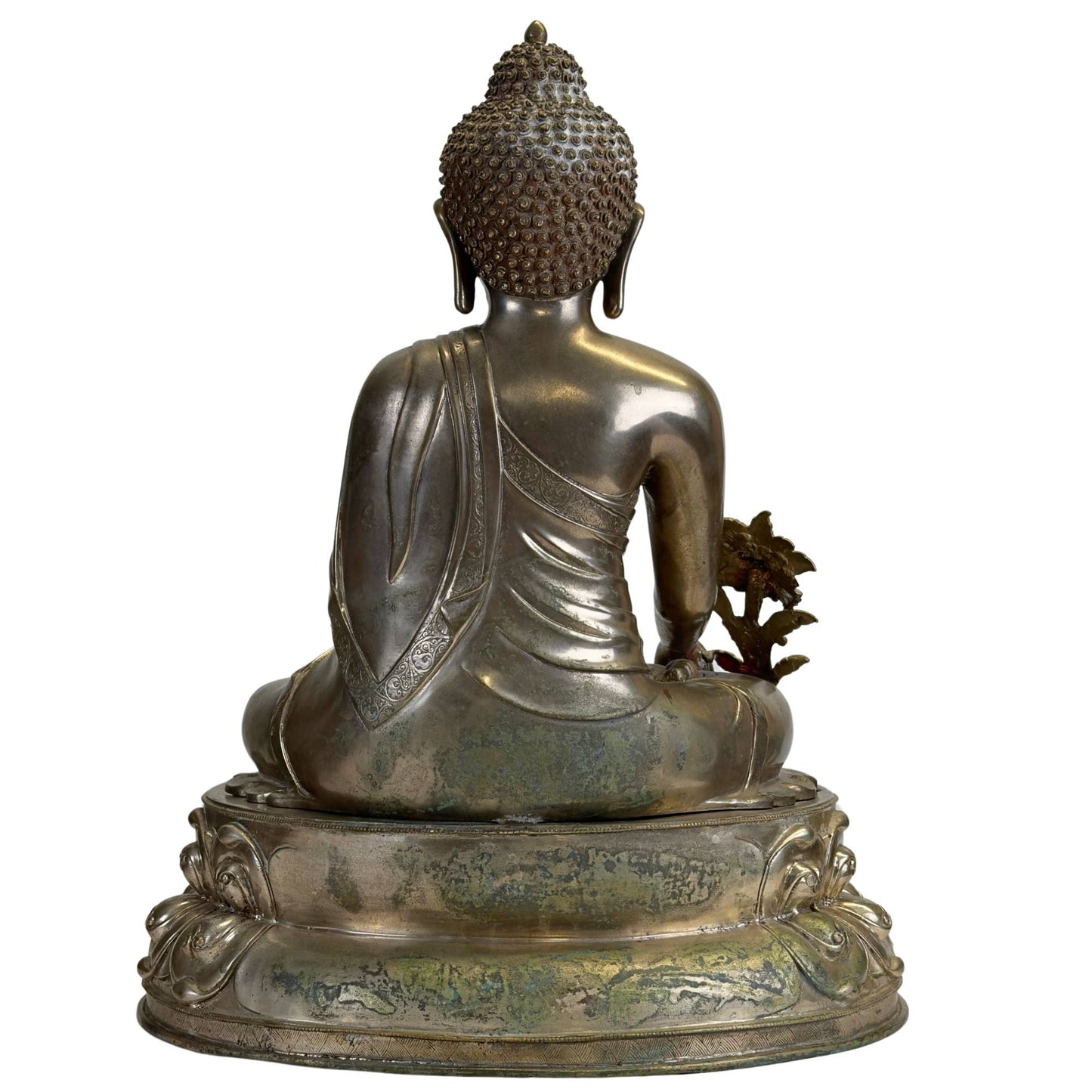 Achterzijde van een antieke Newar Bhaisajyaguru in verzilverd brons op een tweedelige lotustroon, met natuurlijke patina, slijtage en fijn gegraveerde monnikspij aan de rug.