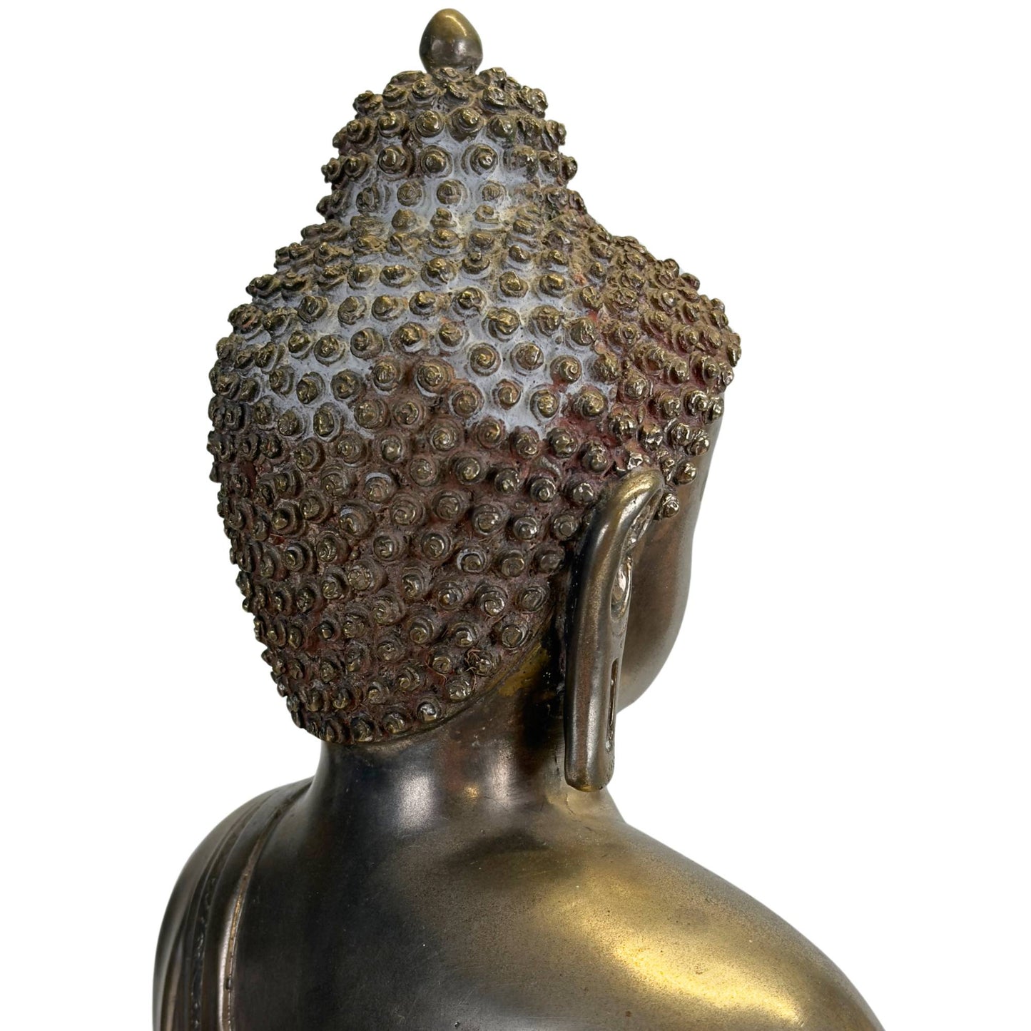 Detail van de ushnisha en met de hand gevormde haarkrullen van een antieke Newar Bhaisajyaguru in verzilverd brons, met natuurlijke slijtage, oude patina en resten van ritueel gebruik.