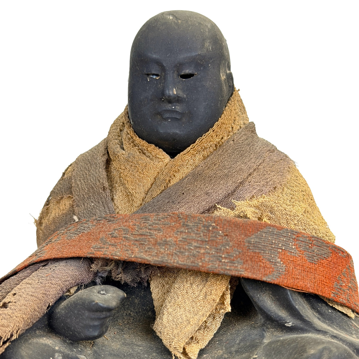 Detail van het donkere gelakte gelaat van Japanse Nichiren Daishonin