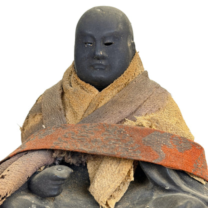 Detail van het donkere gelakte gelaat van Japanse Nichiren Daishonin