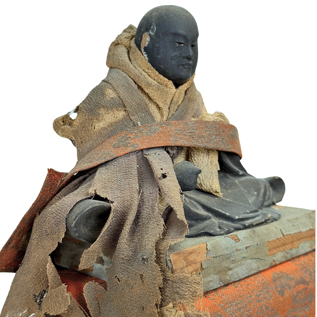 Close-up van het gelaat en de oude monniksgewaden van Nichiren Daishonin