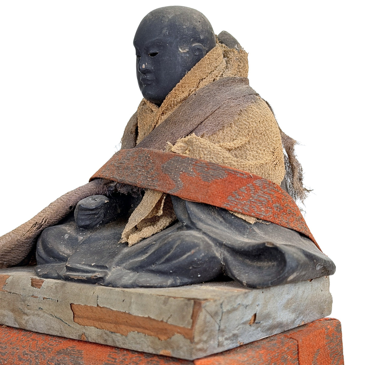 Detail van de zittende houding van Nichiren Daishonin met hand en geplooid gewaad