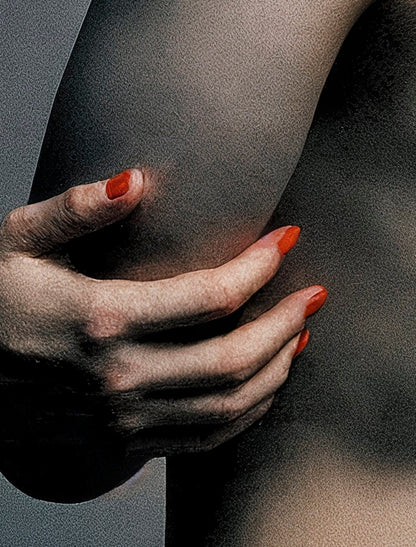 Detailopname van de hand met rood gelakte nagels op de arm van de geisha, illustrerend de contrasten en de papierkwaliteit.