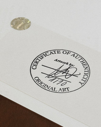 Close-up van het officiële Certificate of Authenticity stempel en de handgeschreven editienummering 2/10 op de achterzijde van het geisha kunstwerk.
