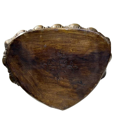 Onderzijde van antieke bronzen boeddha met traditionele afwerking