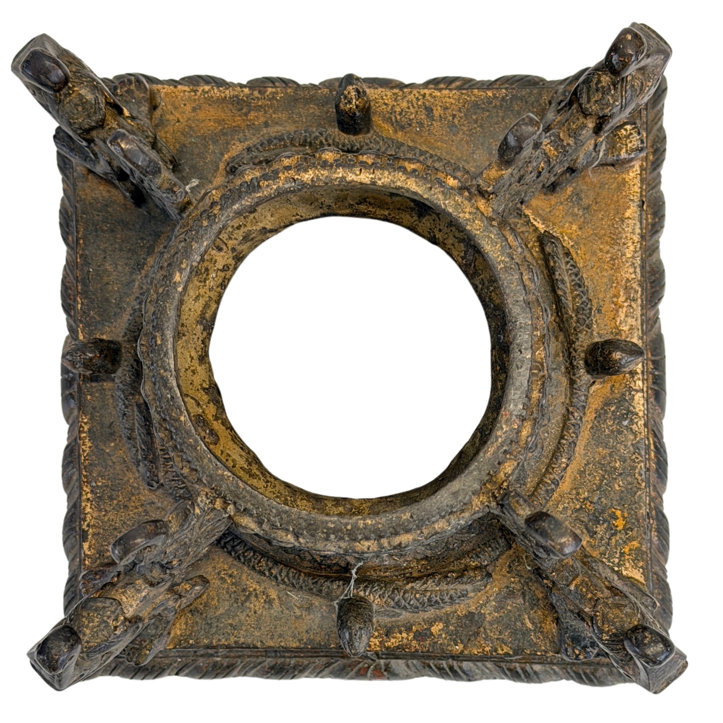 Onderzijde van antieke Nepalese bronzen chaitya-wierookbrander