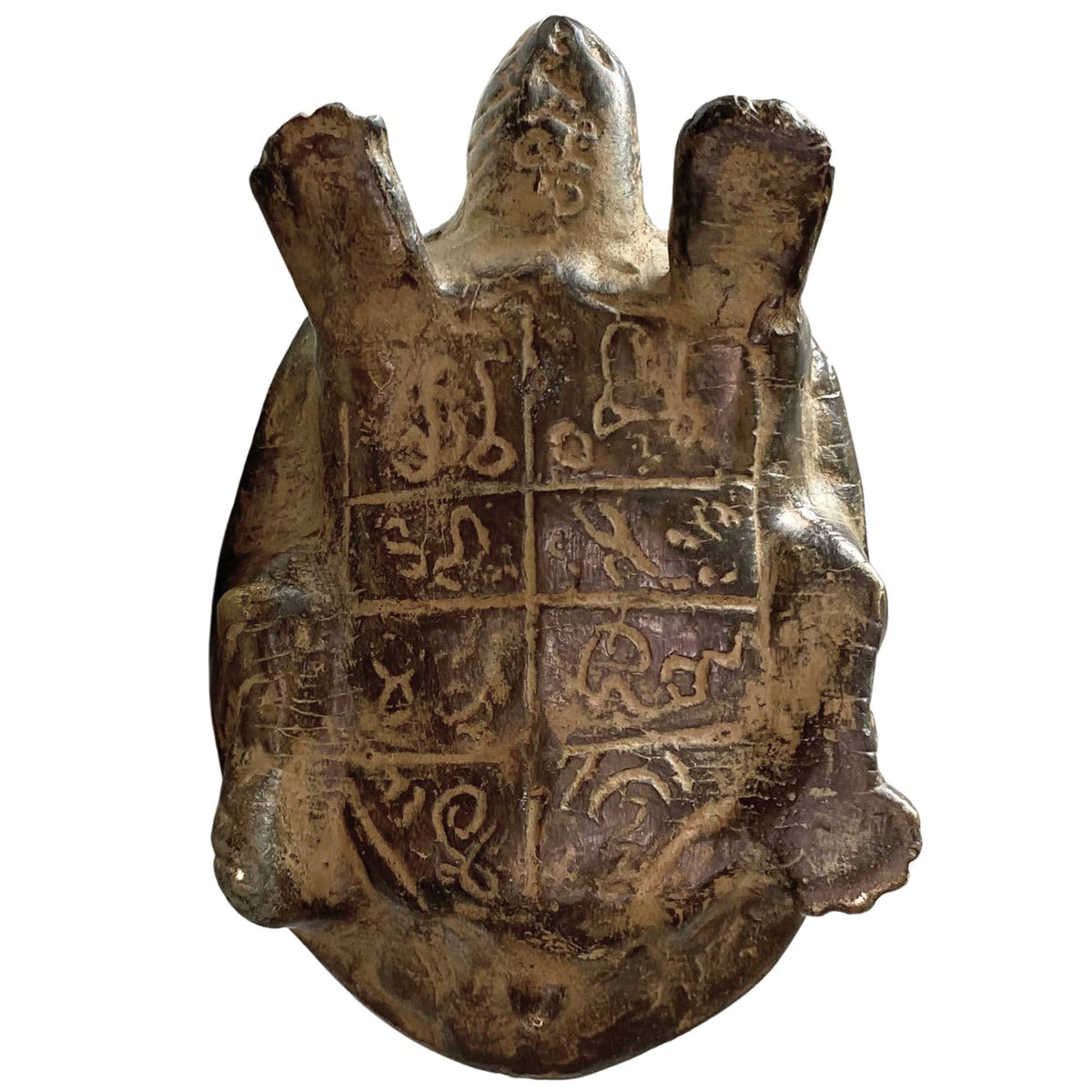 Onderzijde van antiek bronzen schildpad beeld met yantra raster