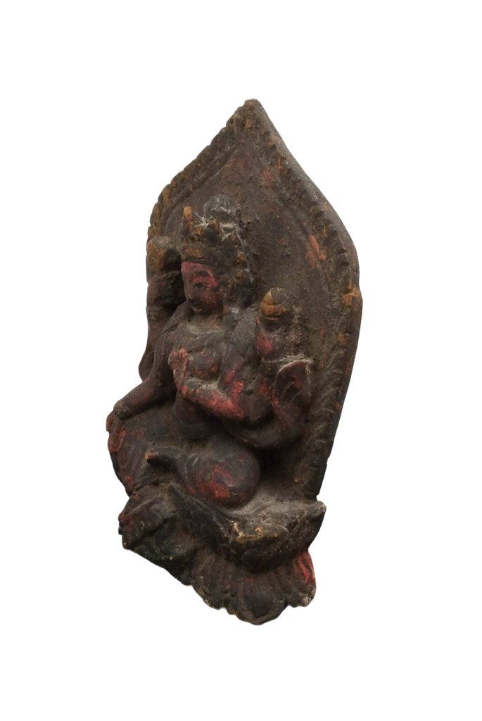 Oud houten Tara-beeld uit de Himalaya met natuurlijke patina en sporen van religieus gebruik