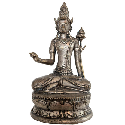 Vooraanzicht van het Javaanse bronzen beeld Padmapani op een dubbele lotustroon.