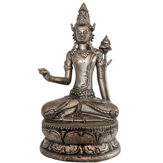 Vooraanzicht van het Javaanse bronzen beeld Padmapani op een dubbele lotustroon.
