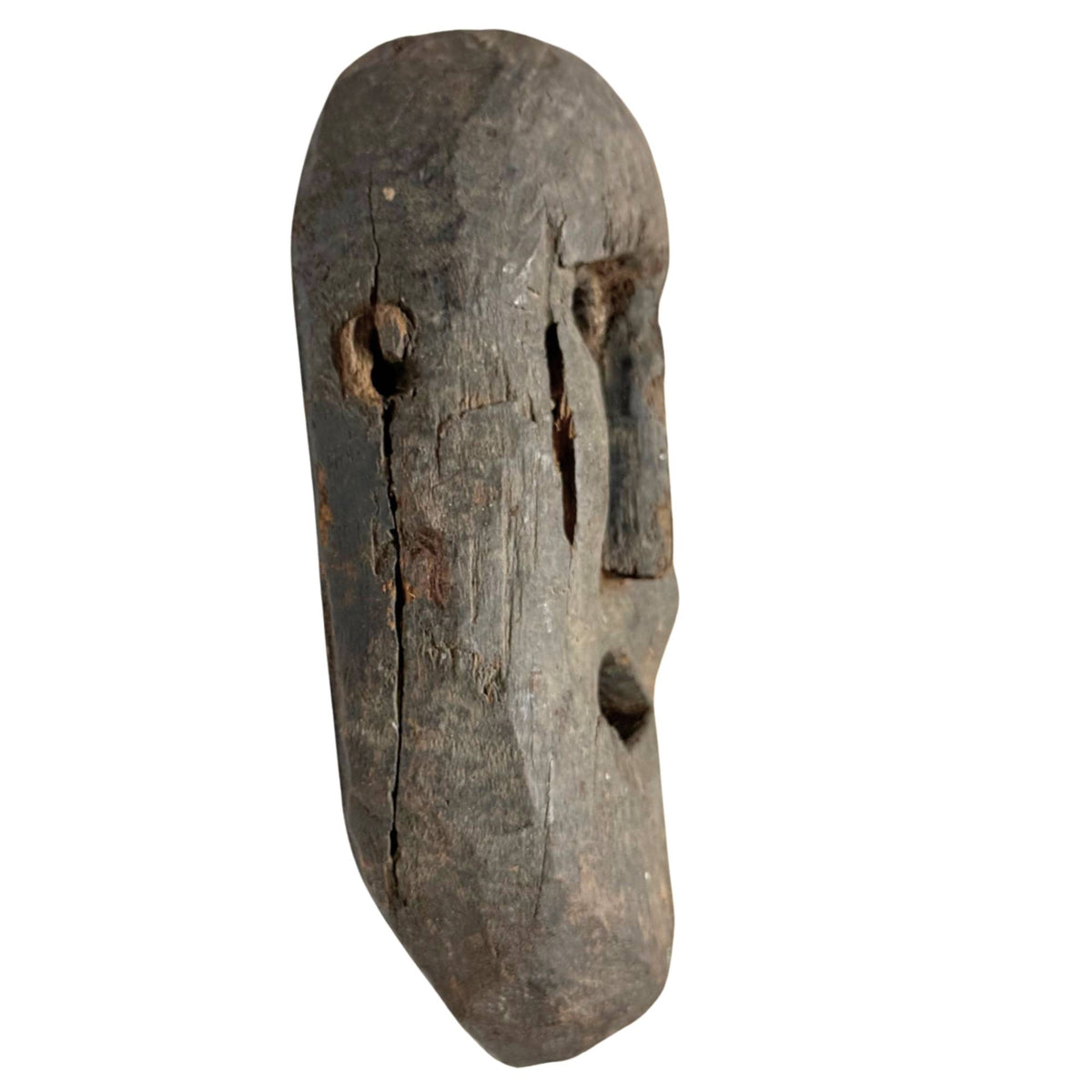 Oud tribaal sjamanenmasker van hout, authentiek handgemaakt masker met verweerde huid en krachtige expressie