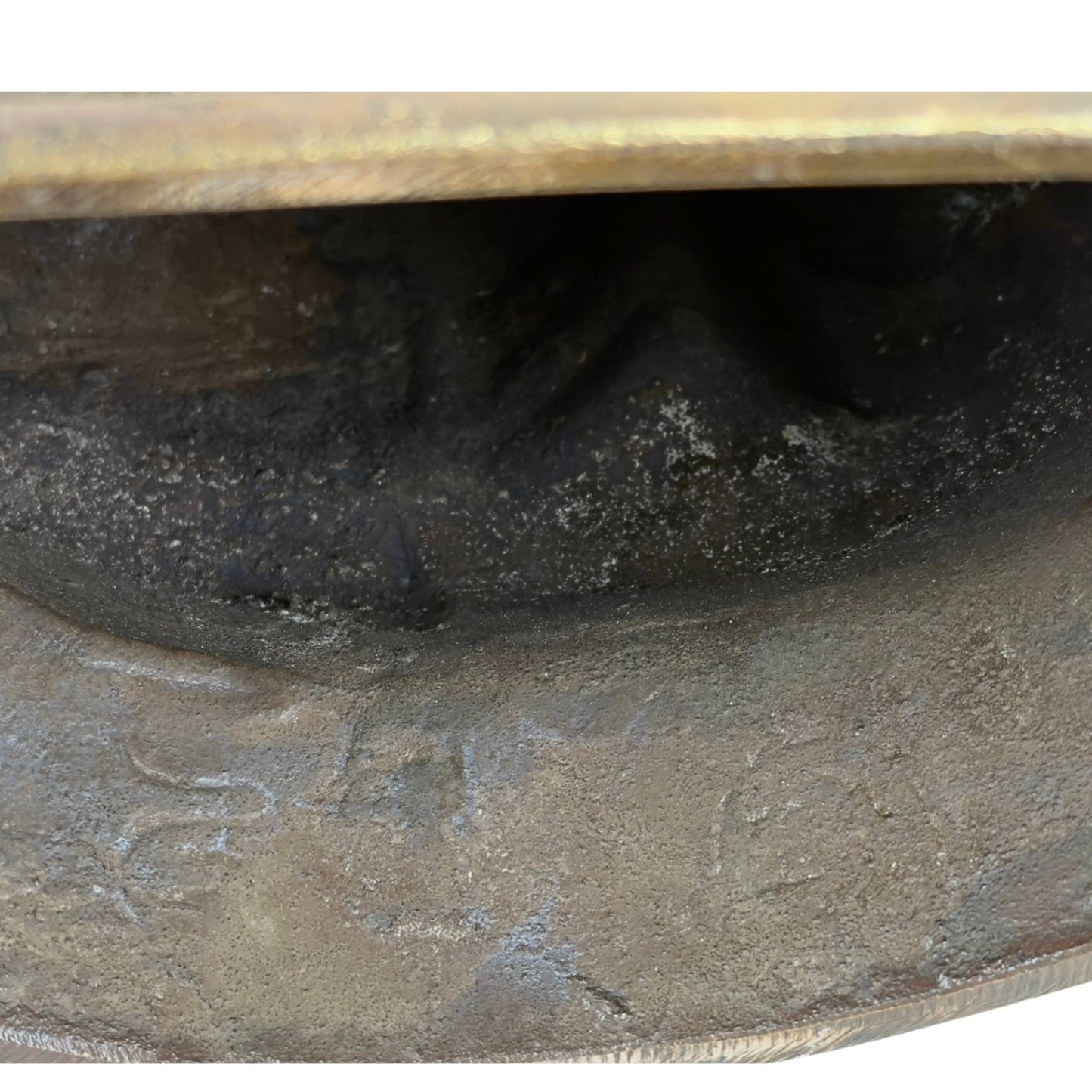 Oude Boeddha met stupa in zijn handen op lotusvoetstuk, zwaar gegoten brons met donkere patina