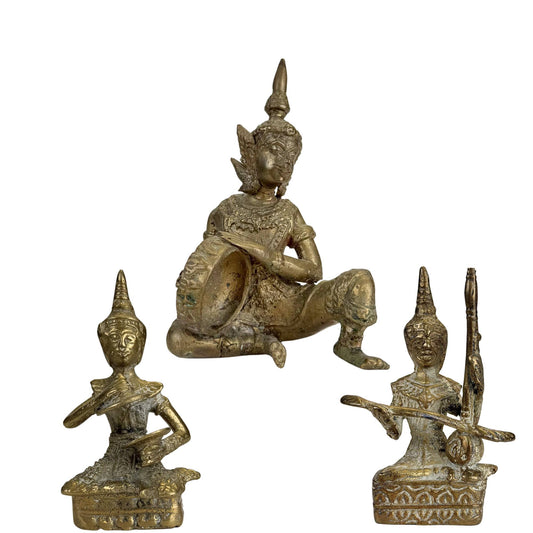 Oude Thaise bronzen muzikantenfiguur met traditionele trommel en resten van vergulding
