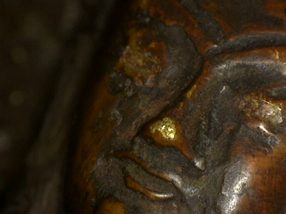 Microscoopdetail van oxidatie op antieke bronzen Boeddha met dhyana mudra