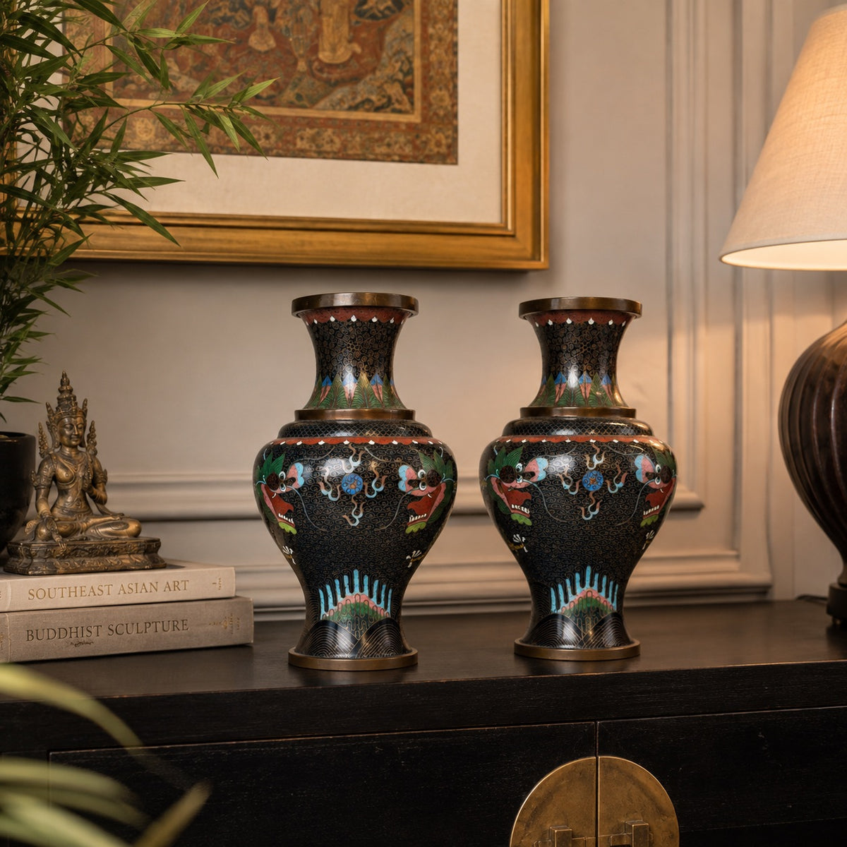 Paar Chinese cloisonné vazen met archaïsch drakendecor