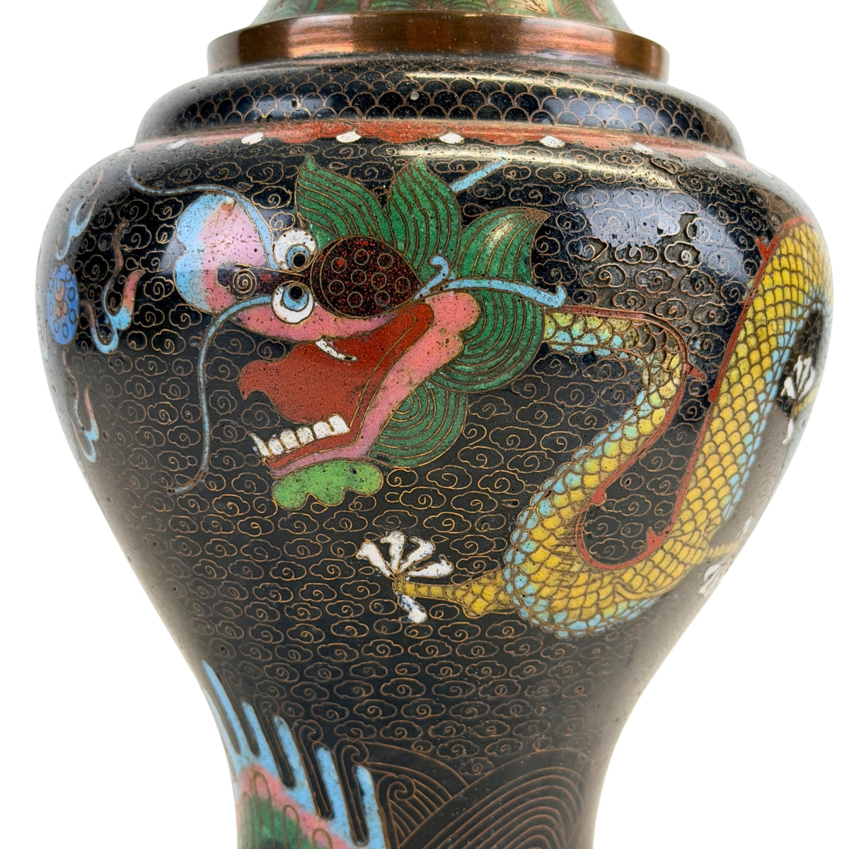 Paar Chinese cloisonné-emaille vazen met traditioneel decor