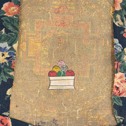 Boeddhistisch kunstwerk met Padmasambhava en gedetailleerde mandala structuur