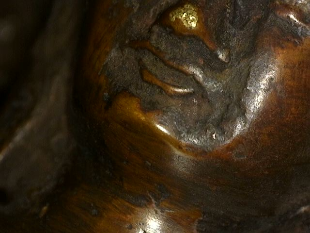 Microscoopfoto van patinalagen op Himalaya bronzen Boeddha met dhyana mudra