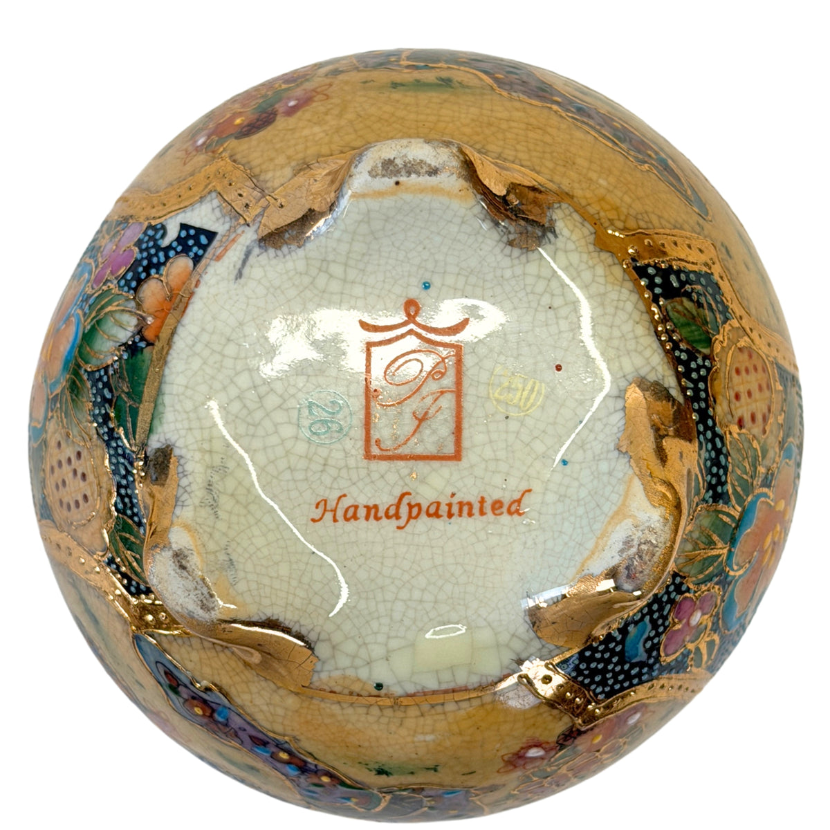 Onderzijde van Chinese porseleinen koro met PF Handpainted export- en decorateursmerk