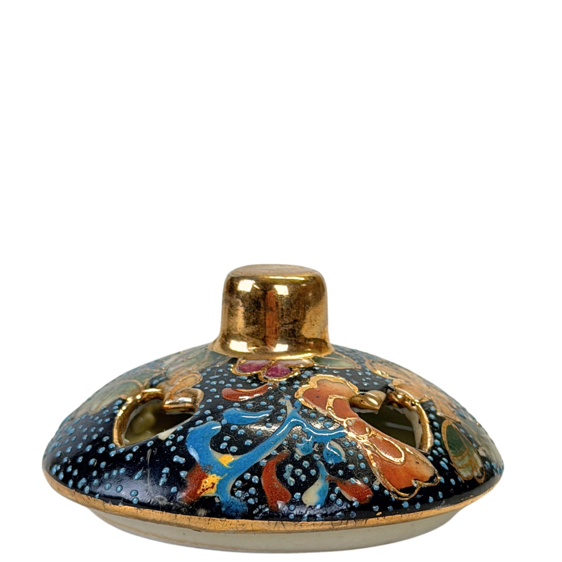 Deksel van porseleinen koro met donkerblauw bloemendecor, vergulde knop en opengewerkte rookgaten